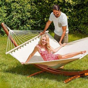 hamac sur pied jardin couple