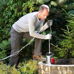 pompe de relevage intro homme sur puit