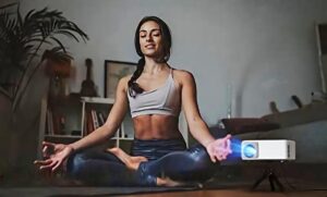 façons originales et pratiques d’utiliser votre mini vidéoprojecteur featimg komparama - femme position yoga
