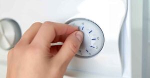 comment regler un frigo featimg - main qui regle un thermostat