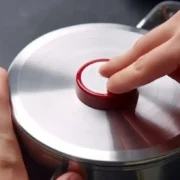 Quelle casserole pour induction - main pose magnet sur fond de casserole